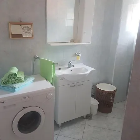 Apartment Mate *