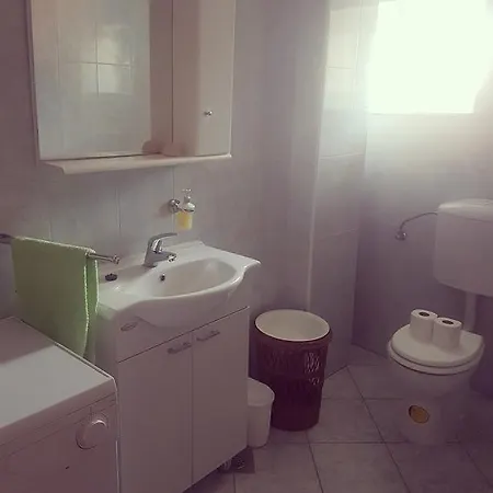 Apartment Mate *